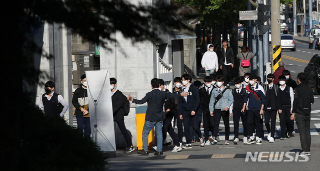 21일 오전 서울 용산동 용산고등학교에서 고3 학생들이 2020년 전국연합학력평가를 치르기 위해 등교하고 있다. (사진=뉴시스)