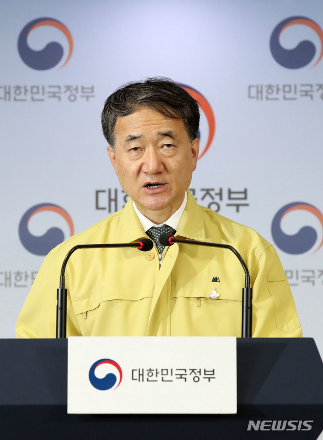 박능후 중앙재난안전대책본부 1차장(보건복지부 장관)이 24일 오후 서울 종로구 정부서울청사 합동브리핑룸에서 신종 코로나바이러스 감염증(코로나19) 대응 정례 브리핑을 하고 있다. (사진=뉴시스)