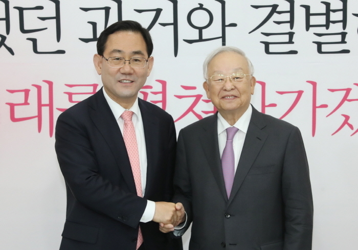 주호영 미래통합당 대표가 25일 서울 여의도 국회에서 손경식 한국경영자총협회장을 접견하고 있다.