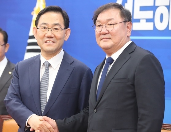 김태년 더불어민주당 원내대표와 주호영 미래통합당 원내대표가 14일 서울 여의도 국회 더불어민주당 원내대표실에서 악수를 하고 있다.