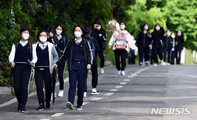 지난 20일 오후 광주 남구 봉선동 동아여자고등학교 3학년 학생들이 5개월만에 이뤄진 등교 수업을 마치고 마스크를 착용한 채 하교 있다.(사진=뉴시스)