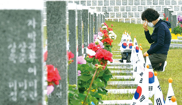5·18 광주민주화운동 40주년 기념식을 하루 앞둔 5월 17일 광주 북구 운정동 국립 5·18민주묘지에서<br>
5·18 유가족이 참배하며 눈물을 흘리고 있다.