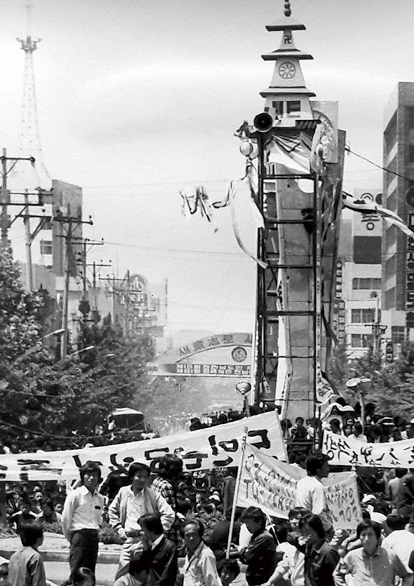 광주 금남로 일대에서 시민군과 계엄군 사이에서 유혈 충돌이 벌어진 1980년 5월 21일(부처님오신날) 봉축탑이 서 있는<br>
전남도청 앞 분수대 광장에서 연일 민주항쟁 범시민궐기대회가 열리고 있다. 박태홍 뉴시스 편집위원이 1980년 당시 한국일보 사진기자로 재직 중 5·18 광주 참상을 취재하며 기록한 사진이다.