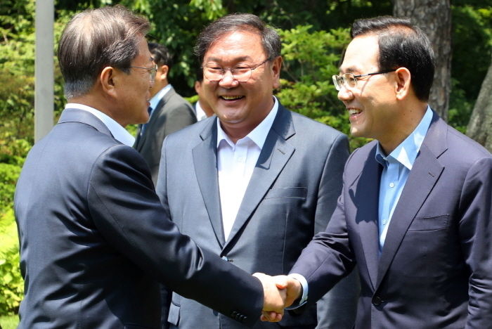 문재인 대통령이 28일 청와대 상춘재에서 열린 양당 원내대표 초청 오찬에 참석해 김태년 더불어민주당 원내대표, 주호영 미래통합당 원내대표와 인사를 나누고 있다.