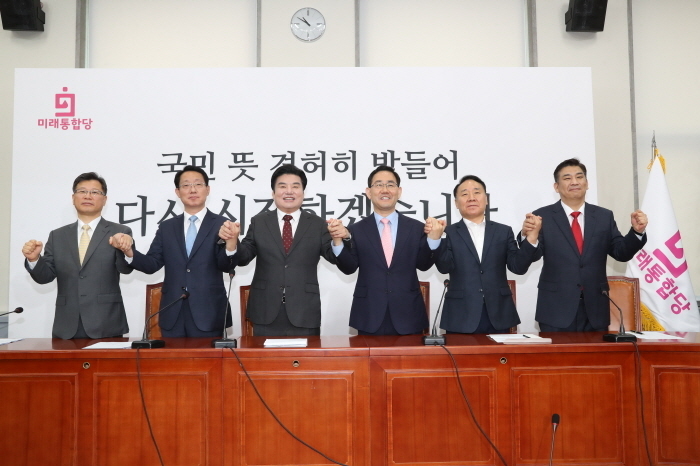 주호영 미래통합당 원내대표와 원유철 미래한국당 대표 등 참석자들이 28일 서울 여의도 국회에서 합당 선포식을 열고 기념촬영하고 있다. 