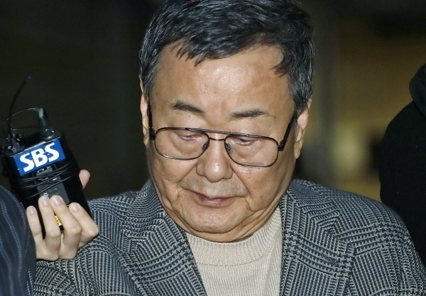 성폭력 혐의를 받고 있는 김준기 전 동부그룹 회장이 지난해 10월 25일 서울 서초구 서울중앙지방법원에서 열린 영장실질심사를 받은 후 대기 장소로 이동하고 있다.