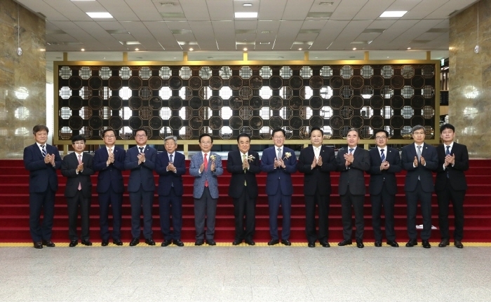 문희상 국회의장은 29일 “지난 패스트트랙 과정에서 여야 의원들이 처벌받지 않기를 간절히 바란다”고 당부했다.