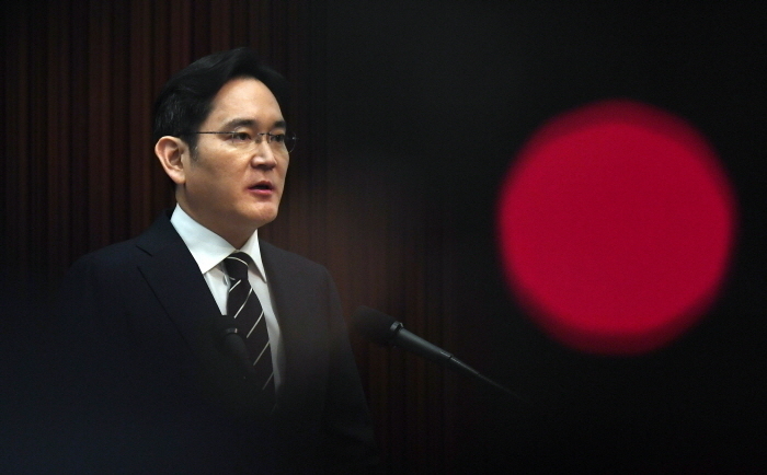 이재용 삼성전자 부회장이 17시간여의 검찰 조사를 받고 귀가했다. 삼성물산과 제일모직 합병 의혹 등과 관련한 두 번째 검찰 조사다.