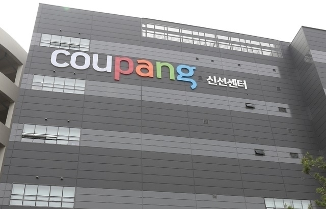 쿠팡 물류센터 내 키보드와 마우스 등 노트북에서 신종 코로나바이러스 감염증(코로나19) 바이러스가 검출되면서 택배 배송와 키보드를 통한 감염 우려가 제기되고 있다.