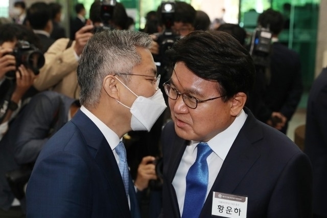 황운하 더불어민주당 의원(대전 중구)의 겸직 논란이 21대 국회 개원일 하루 전 '조건부 의원면직' 처리됨에 따라 일시적으로 해소됐다.