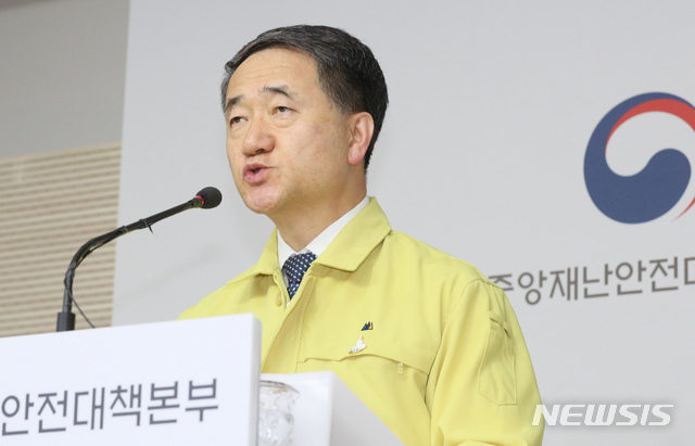 박능후 보건복지부 장관 겸 중앙재난안전대책본부 1차장은 신종 코로나 바이러스 감염증(코로나19)의 수도권 확산을 막기 위해 이번 주말 카페나 쇼핑몰 등 밀집도가 높은 시설 방문을 자제할 것을 당부했다.