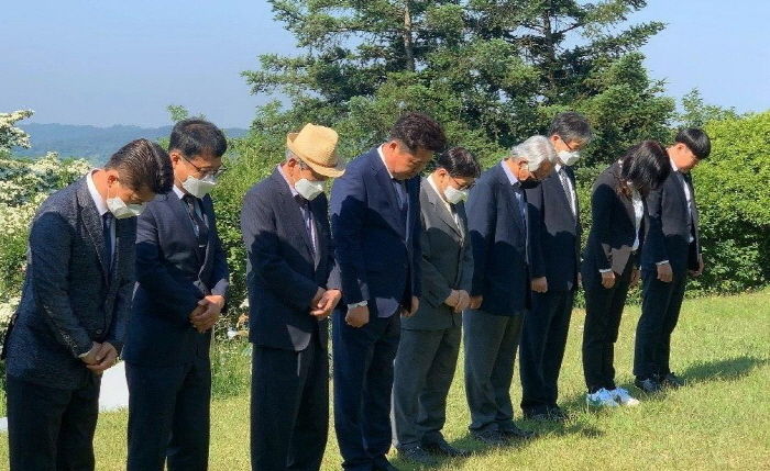 이규민 더불어민주당 의원(경기 안성시)이 30일 현충탑을 참배하는 것으로 첫 공식일정을 시작했다.