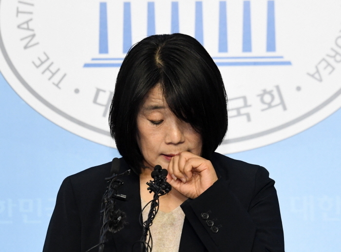 윤미향 더불어민주당 당선인이 29일 오후 서울 여의도 국회 소통관에서 정의기억연대(정의연) 회계 부정 의혹에 대한 입장 발표를 하고 있다. 