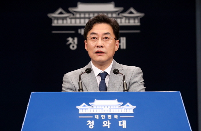 강민석 청와대 대변인이 31일 오전 청와대 대브리핑룸에서 비서관 인사 관련 브리핑을 하고 있다. 