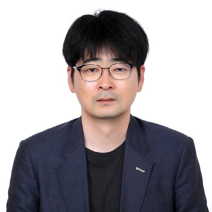 문재인 대통령은 31일 청와대 의전비서관에 탁현민 전 대통령 행사기획 자문위원을 내정했다고 발표했다.