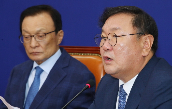 김태년 더불어민주당 원내대표는 1일 21대 국회 개원과 관련해 "내일 의원총회를 열고 일하는 국회에 동의하는 정당들과 함께 임시회 소집요구서를 제출할 것"이라고 예고했다.