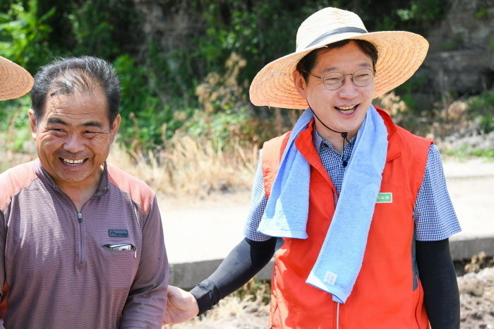 김경수 경남도지사와 도청 공무원들은 1일 농협중앙회 경남지역본부, 한국농어촌공사 경남지역본부 직원 등과 함께 농촌 일손돕기 봉사에 나섰다.