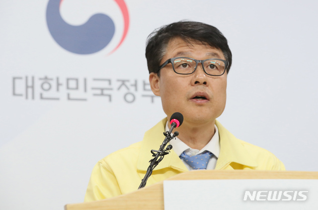 이번주 후반부터 일반인용 덴탈 마스크(수술용 마스크)로 만든 '비말차단용 마스크'가 일반 국민들에게 공급될 전망이다. (뉴시스)