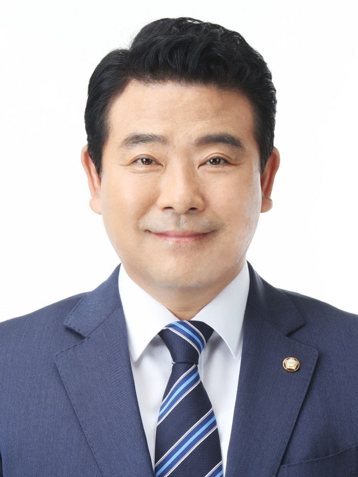 박정 더불어민주당 의원(경기 파주시을)은 1일 오후 본인의 1호 법안으로 「평화경제특구의 지정 및 운영에 관한 법률안」(이하 평화경제특구법)과 「국유재산특례제한법」, 「조세특례제한법」, 「지방세특례제한법」 등 세 건의 개정안(부수법안)을 대표발의했다.