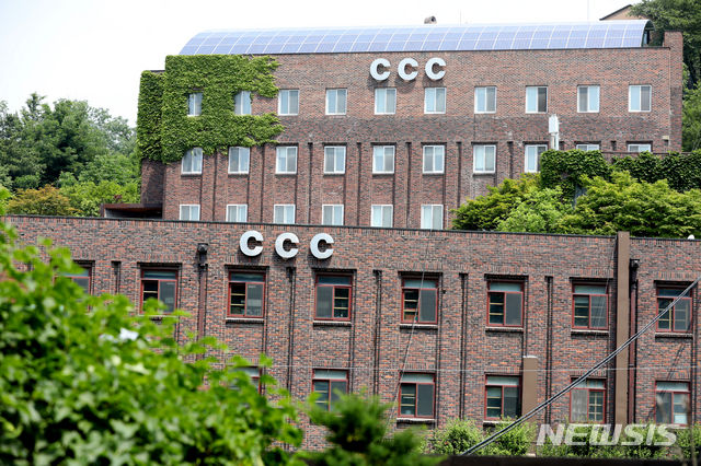 코로나19 확진 판정을 받은 개신교 캠퍼스 선교단체 한국대학생선교회(CCC) 회원 등 20여명이 모임을 한 장소인 서울 종로구 부암동 한국대학생선교회 A동(뒷쪽 건물)이 31일 오전 폐쇄돼 있다. 관계자는 28일 방역을 마치고 임시 폐쇄했다고 전했다 (뉴시스)