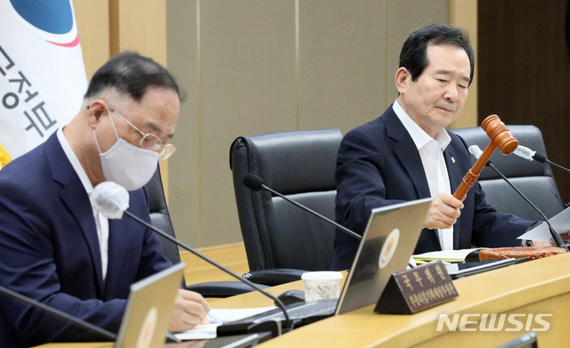 정세균 국무총리가 2일 오전 정부세종청사에서 열린 세종-서울 영상 국무회의에서 의사봉을 두드리고 있다. (사진=뉴시스)