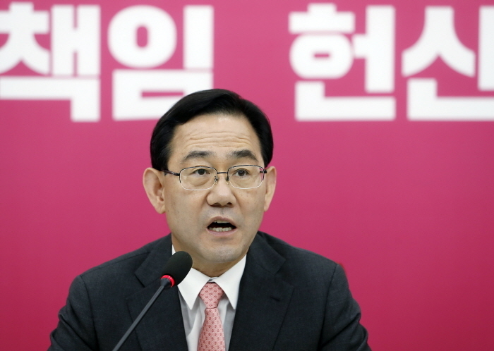 주호영 미래통합당 원내대표가 2일 서울 여의도 국회 원내대표실에서 기자간담회 전 발언하고 있다.
