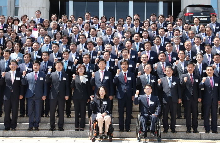  21대 초선 국회의원 의정연찬회에 참석한 국회의원 초선 당선인들이 20일 서울 여의도 국회 본청앞 계단에서 기념촬영을 하고 있다.