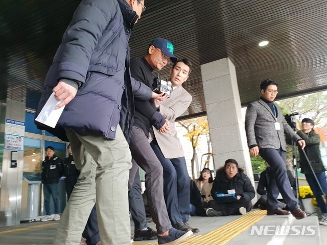 양진호 한국미래기술 전 회장이 지난2018년11월16일 오전 9시께 입감됐던 수원남부경찰서를 나와 수원지검 성남지청으로 송치하러 가는 길에 취재진의 질문에 대답하지 않고 고개를 숙인 채 곧장 후송차량으로 이동하고 있다.(사진=뉴시스)