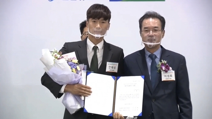 ICT 스마트팜 기업 ‘포천딸기힐링팜(대표 안해성)’이 ICT 기술로 우리 농촌의 미래상을 제시한 공로를 인정받아 ‘2020년 청년농업인’ 대상을 수상했다.