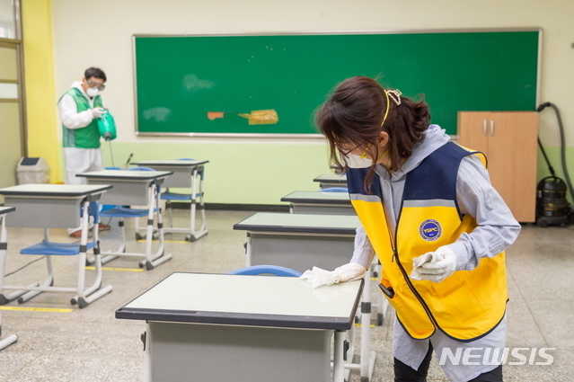 양천구 학부모와 마을사랑방역봉사단 등으로 구성된 ‘방역 어벤저스’가 3차 등교 개학을 하루 앞둔 2일 오후 서울 양천구 양서중학교 교실에서 방역 소독하고 있다. (사진=양천구청제공, 뉴시스)