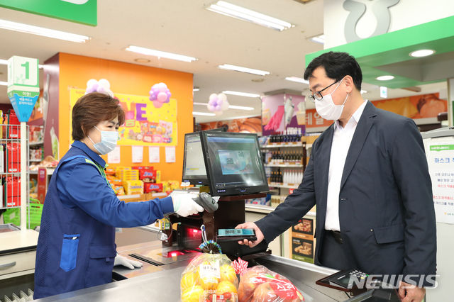 3일부터 모바일결재가 시행된다.(사진=뉴시스)