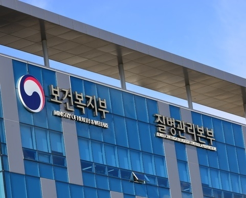 종 코로나바이러스 감염증(코로나19)를 계기로 보건복지부 산하 차관급 기관인 질병관리본부(질본)를 독립된 '청'으로 승격하고 복지부에 보건·복지 분야 복수차관제를 도입한다.