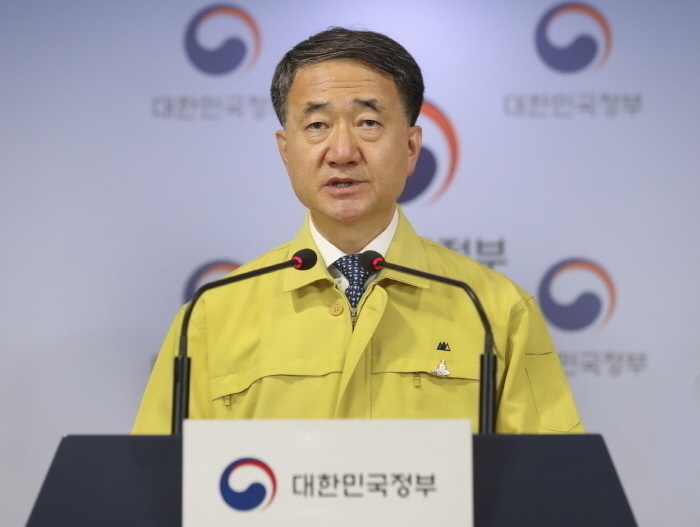 정부는 3일 신종 코로나 바이러스 감염증(코로나19) 극복을 위한 치료제와 백신 개발을 위한 구체적인 일정이 제시됐다. 올해는 치료제, 내년에는 백신 개발 및 확보가 목표다.