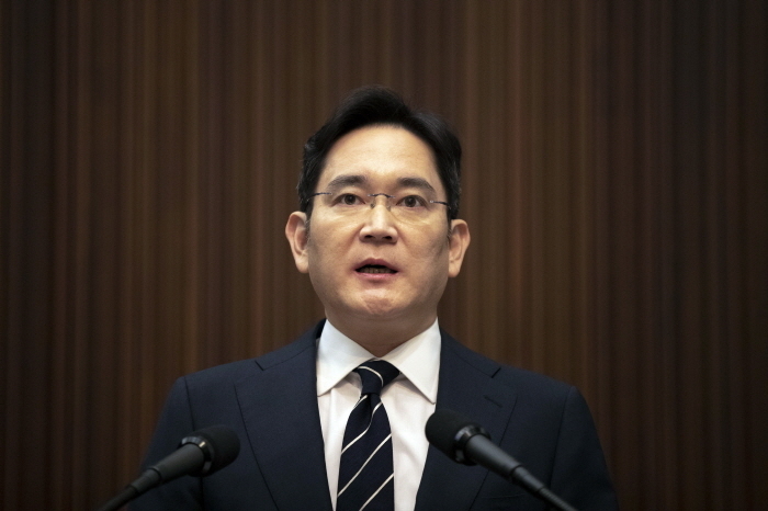 이재용 삼성전자 부회장 측이 삼성물산과 제일모직 합병 의혹과 관련해 기소 여부 등을 판단해달라며 검찰 외부 인사가 참여하는 수사심의위원회 소집을 요청했다.