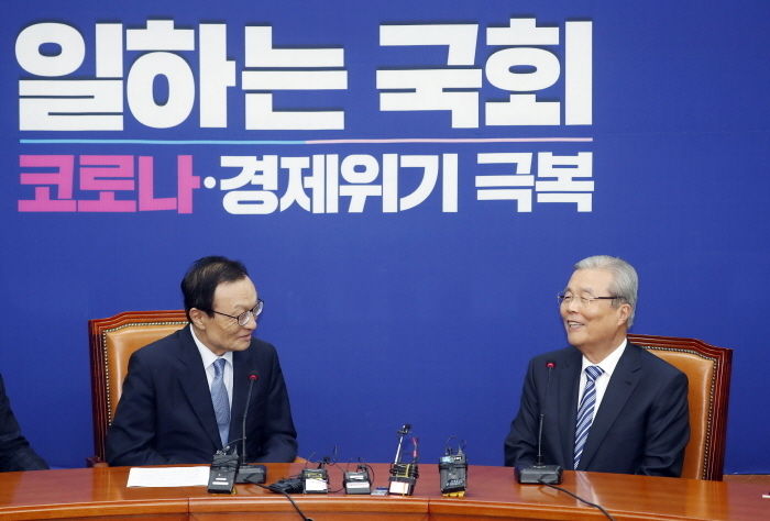 김종인(오른쪽) 미래통합당 비상대책위원장이 3일 서울 여의도 국회에서 이해찬 더불어민주당 대표를 예방해 환담하고 있다. 