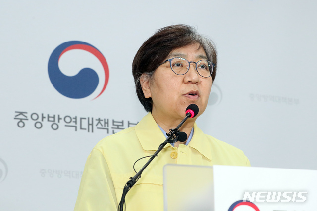 정은경 중앙방역대책본부장(질병관리본부장)이 29일 오후 충북 청주 질병관리본부에서 신종 코로나바이러스 감염증(코로나19) 국내 발생 현황에 대해 브리핑 하고 있다. 정 본부장은 코로나19 치료를 위해 중앙임상위원회의 의견을 반영, 식품의약품안전처에 렘데시비르의 해외의약품 특례수입을 신청할 계획이라고 밝혔다. (뉴시스)