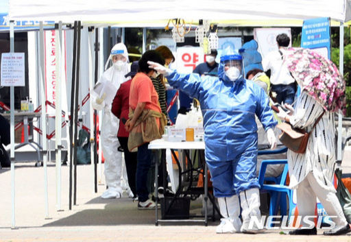 경기 안양·군포지역에서 제주 단체 여행과 관련해 코로나19 2차 확진자가 연일 발생하고 있다. 더욱이 3일 안양에서 발생한 확진자 A씨는 확진자가 다녀갔던 식당을 방문했다가 감염된 것으로 추정되고 있어 문제의 심각성을 더하고 있다.