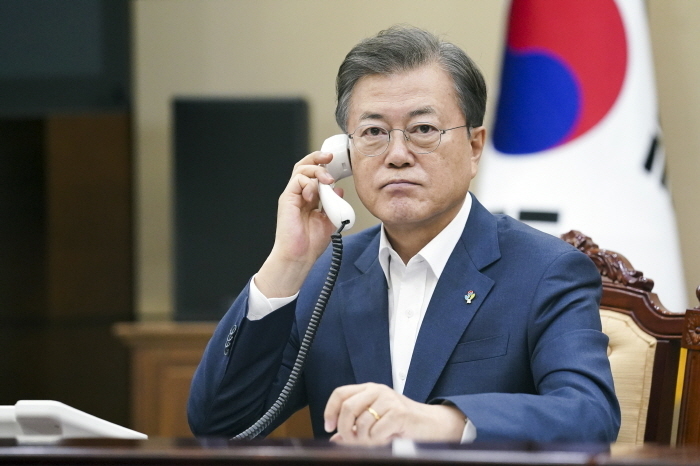 문재인 대통령이 4일 오후 청와대 여민관에서 펠리페 6세 스페인 국왕과 전화 통화하고 있다.(사진=청와대 제공) 