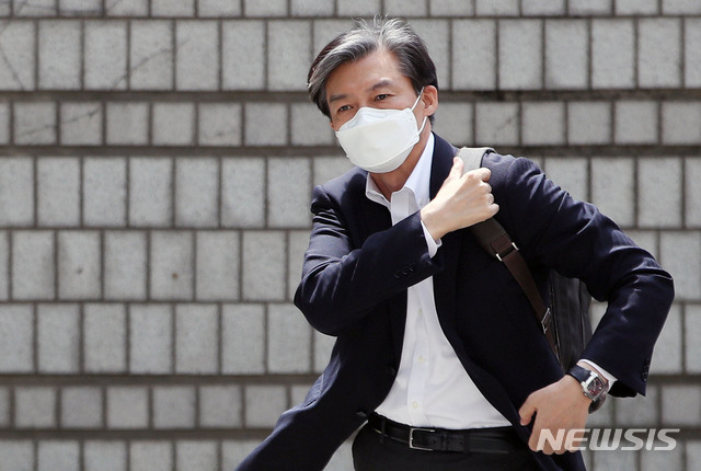 조국 전 법무부 장관이 지난달 8일 오후 '입시 비리 및 사모펀드, 감찰 무마 혐의' 1차 오후 공판에 출석하기 위해 서울 서초구 서울중앙지방법원을 들어서고 있다. (사진=뉴시스)