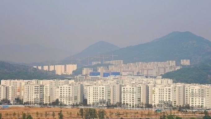 국토부는 잠실 MICE 개발사업지 일대에 시장과열과 불법행위 성행 우려가 있다고 판단하고, 주변지역에 대한 고강도 실거래 기획조사에 착수하기로 했다. 투기 과열 우려가 있을 땐 토지거래허가구역 지정도 검토할 방침이다.