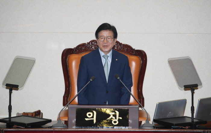 21대 국회 전반기 국회의장에 선출된 박병석 더불어민주당 의원이 5일 서울 여의도 국회에서 열린 21대 첫 본회의에서 당선인사를 하고 있다.