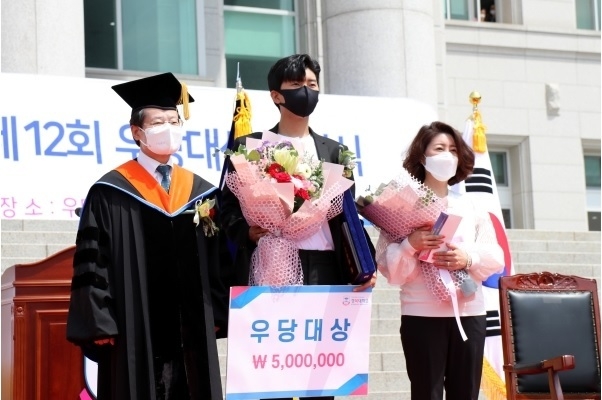 미스터트롯 진 임영웅(실용음악과, 10학번)이 자랑스런 경복인으로 선정돼 우당대상을 수상했다. 임영웅은 상금으로 받은 500만원을 즉석에서 기부하겠다는 뜻을 밝혔다.