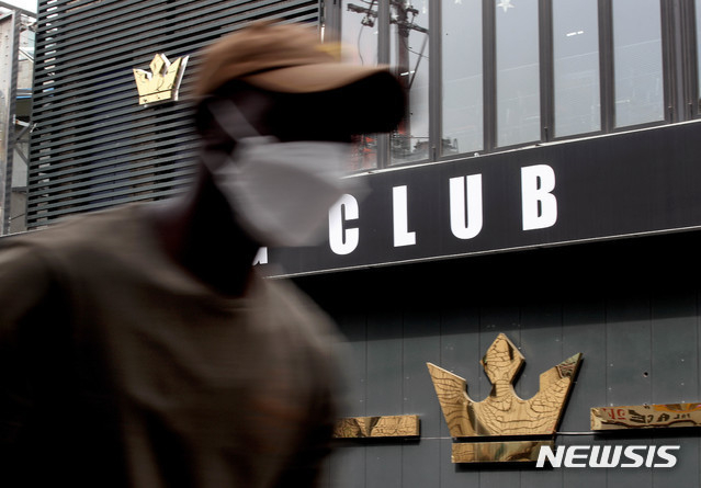 감염경로를 알 수 없는 '깜깜이 감염'이 대폭 늘어나면서 수도권 방역 강화가 불가피하다는 주장이 제기됐다. 사진은 생활감염의 원인이 되었던 이태원클럽.(사진=뉴시스)