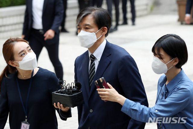 감찰무마 의혹 등으로 재판을 받고 있는 조국 전 법무부 장관이 5일 오전 서울 서초구 서울중앙지방법원에서 열리는 공판에 출석하기 위해 법정으로 들어가고 있다.(사진=뉴시스)