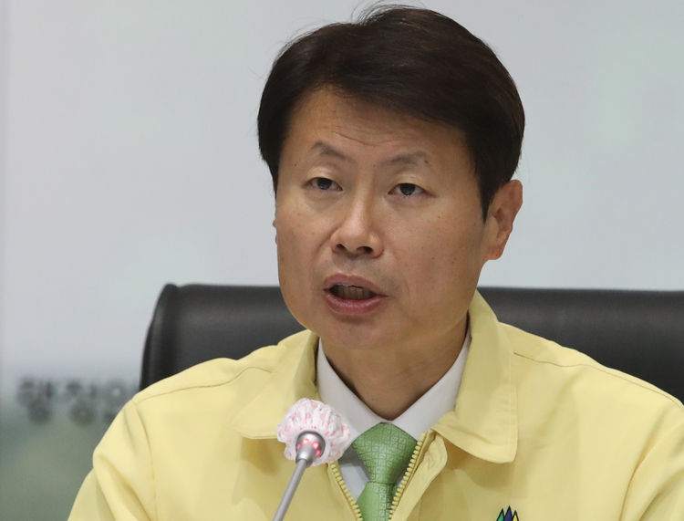 김강립 중앙재난안전대책본부 1총괄조정관(보건복지부 차관)이 지난 4일 오전 서울 종로구 정부서울청사에서 열린 코로나19 중앙재난안전대책본부 회의에 참석해 발언하고 있다. 뉴시스 제공