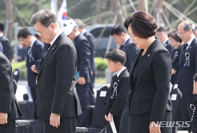 문재인 대통령과 김정숙 여사가 6일 대전 유성구 국립대전현충원에서 열린 제65회 현충일 추념식에 참석해 호국 영령에 대한 묵념을 하고 있다. (사진=뉴시스)