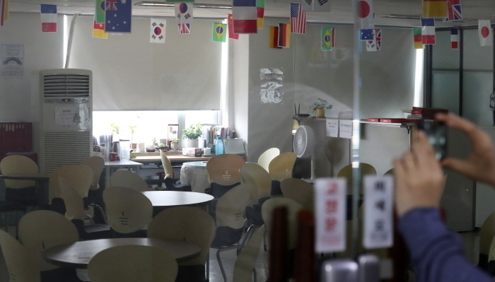 6월 첫주 주말인 6~7일 신종 코로나바이러스 감염증(코로나19) 일일 신규확진자가 평일보다 10명 이상 많은 50명대로 나타났다.