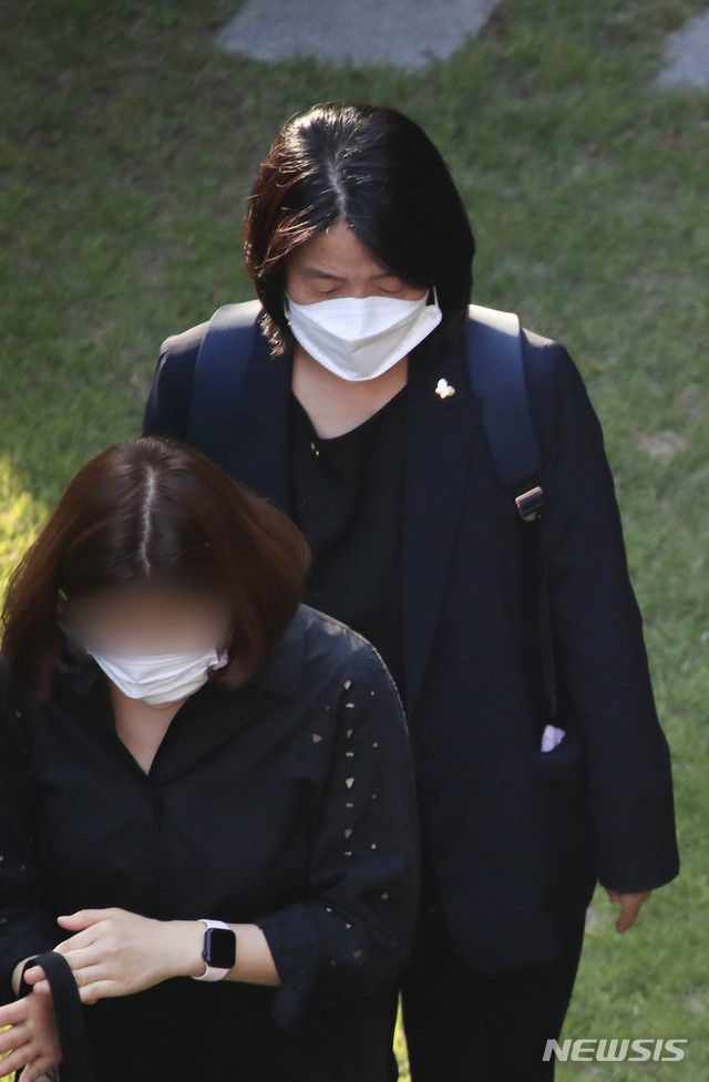 윤미향 더불어민주당 의원이 관계자들과 함께 7일 오후 서울 마포구 일본군 ‘위안부’ 피해자 쉼터 평화의 우리집을 나서고 있다. 평화의 우리집 소장 A씨는 지난 6일 오후 경기 파주시 자택에서 숨진 채 발견됐다. (사진=뉴시스)