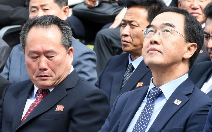 북한이 8일 서울~평양 남북 연락사무소 직통 전화에 응하지 않았다. 2018년 9월 개소한지 1년 9개월 만으로 365일, 24시간 남북 소통창구로 세워졌던 개성 공동연락사무소가 폐쇄 위기에 놓였다.