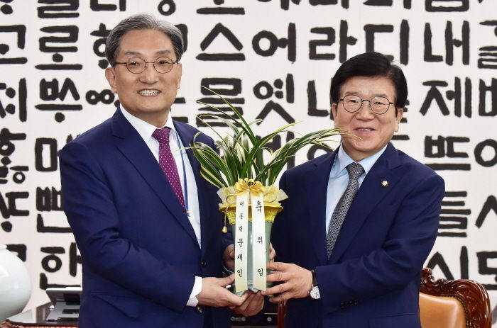 노영민 대통령 비서실장이 8일 서울 여의도 국회 의장실에서 박병석 국회의장을 예방해 문 대통령의 축하난을 전달하고 있다.
